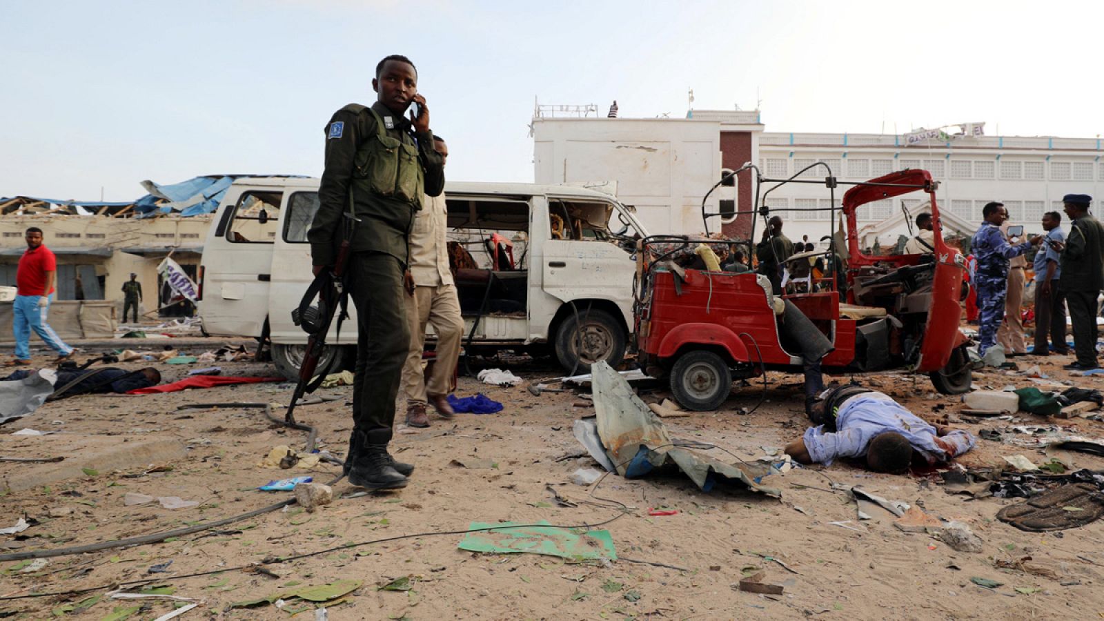 Un agente asegura la zona donde se ha producido una de las tres explosiones con coches bomba en Mogadiscio