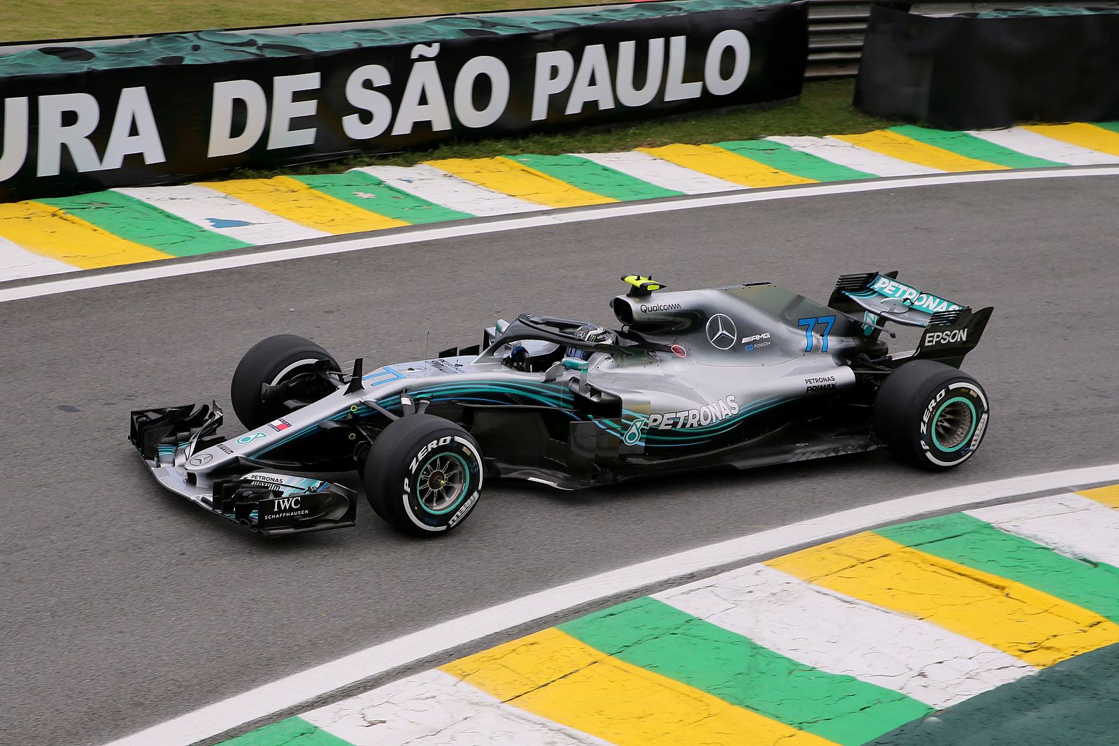 Bottas entrena en el circuito de Interlagos