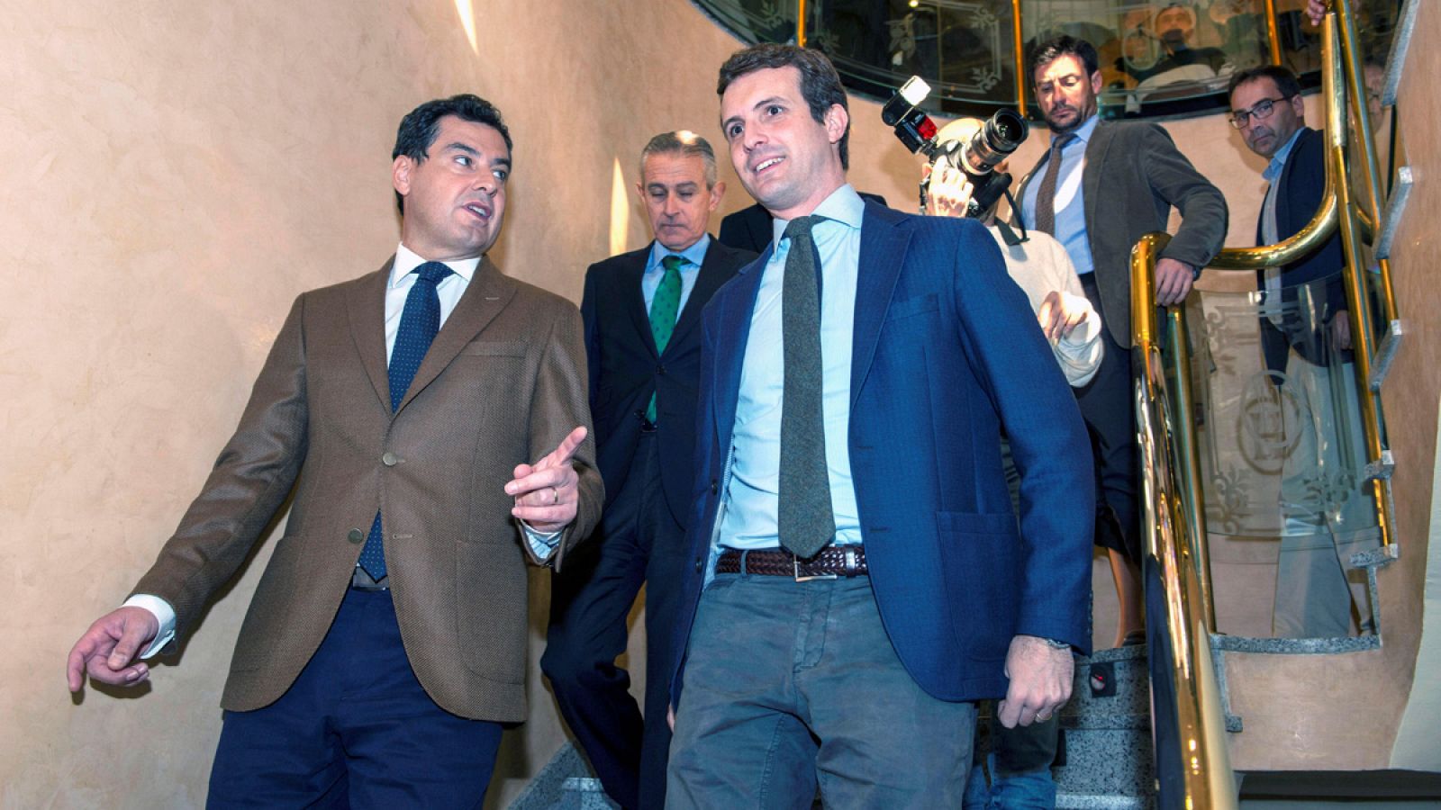 El presidente del PP, Pablo Casado, junto al lider de los populares andaluces, Juan Manuel Moreno