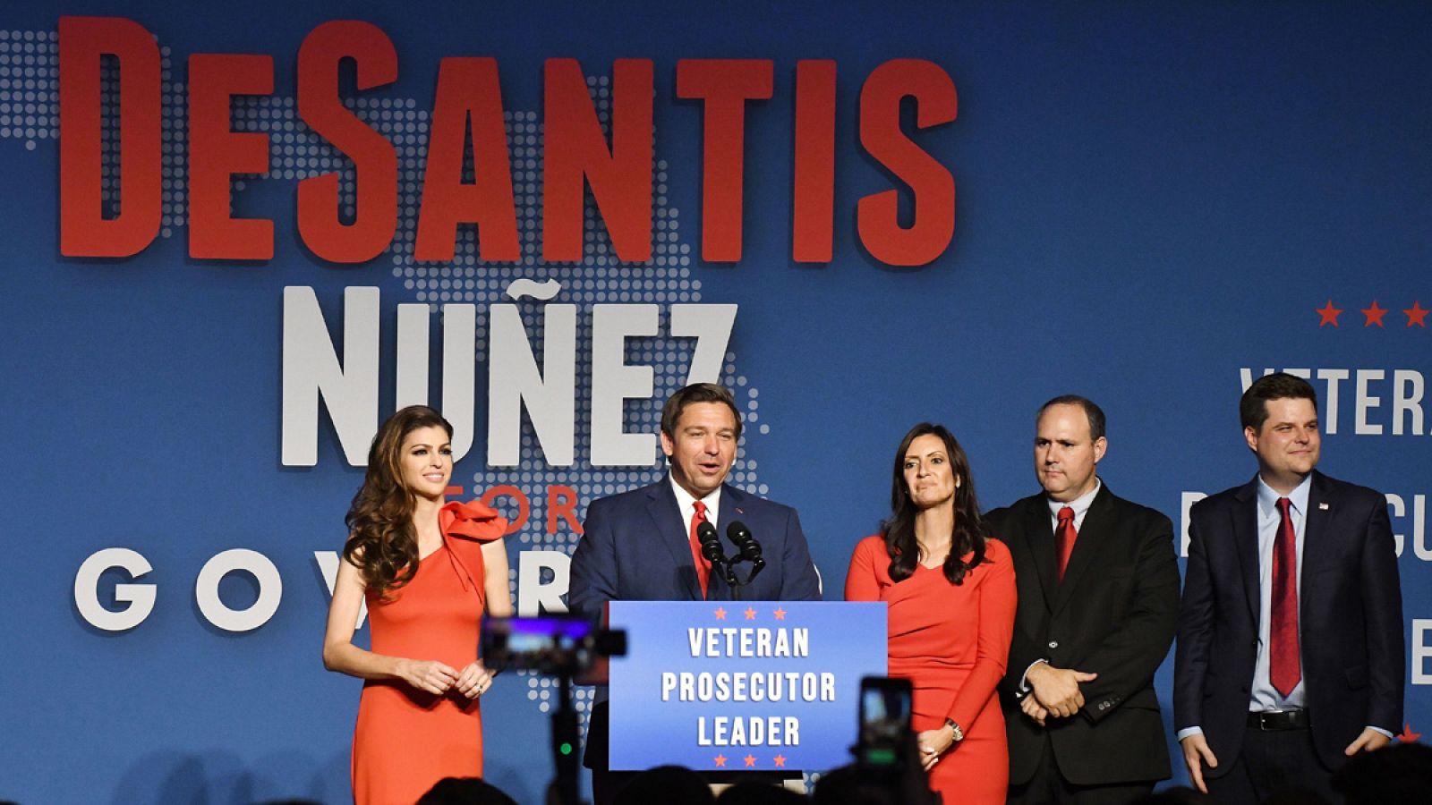 El gobernador republicano electo de Florida, Ron DeSantis, junto a su esposa, Casey, y la vicegobernadora electa, Jeannete Nuñez, y su esposo, Adrian
