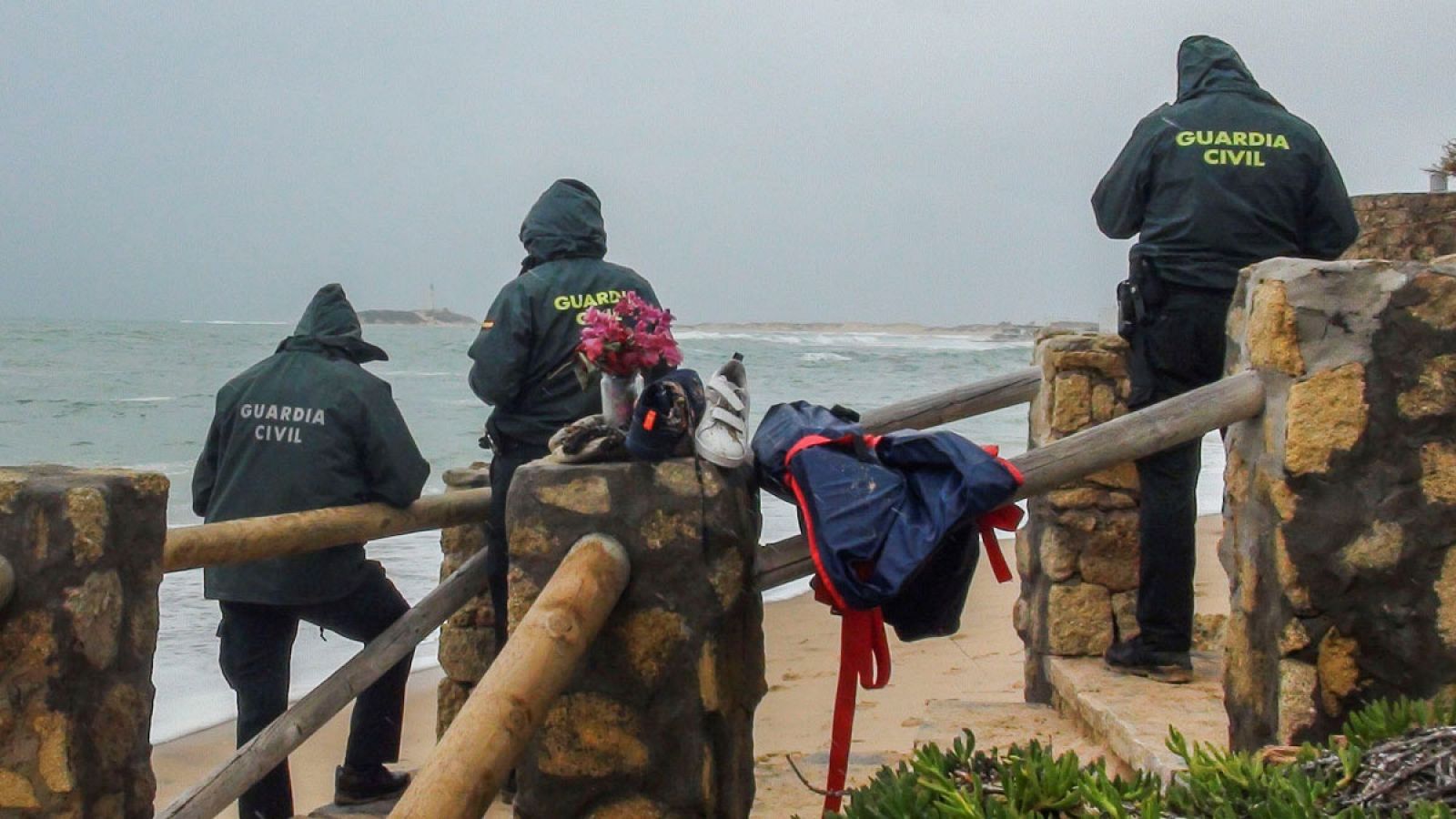 La Guardia Civil durante el dispositivo de búsqueda tras el naufragio el pasado lunes, 5 de noviembre de 2018, de una patera en la playa de Caños de Meca (Cádiz).