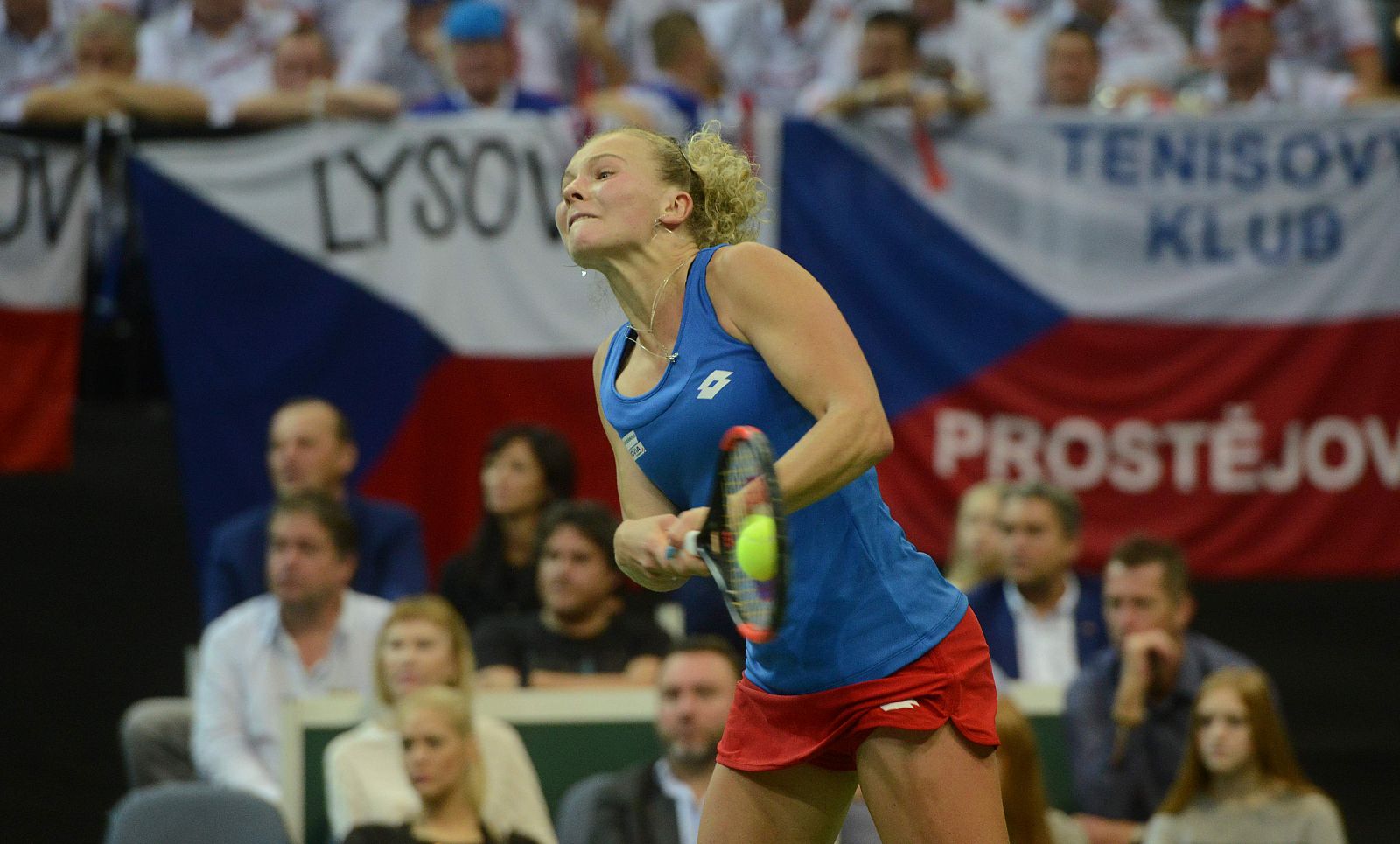 La checa Katrina Siniakova devuelve una bola en la final de la Copa Federación
