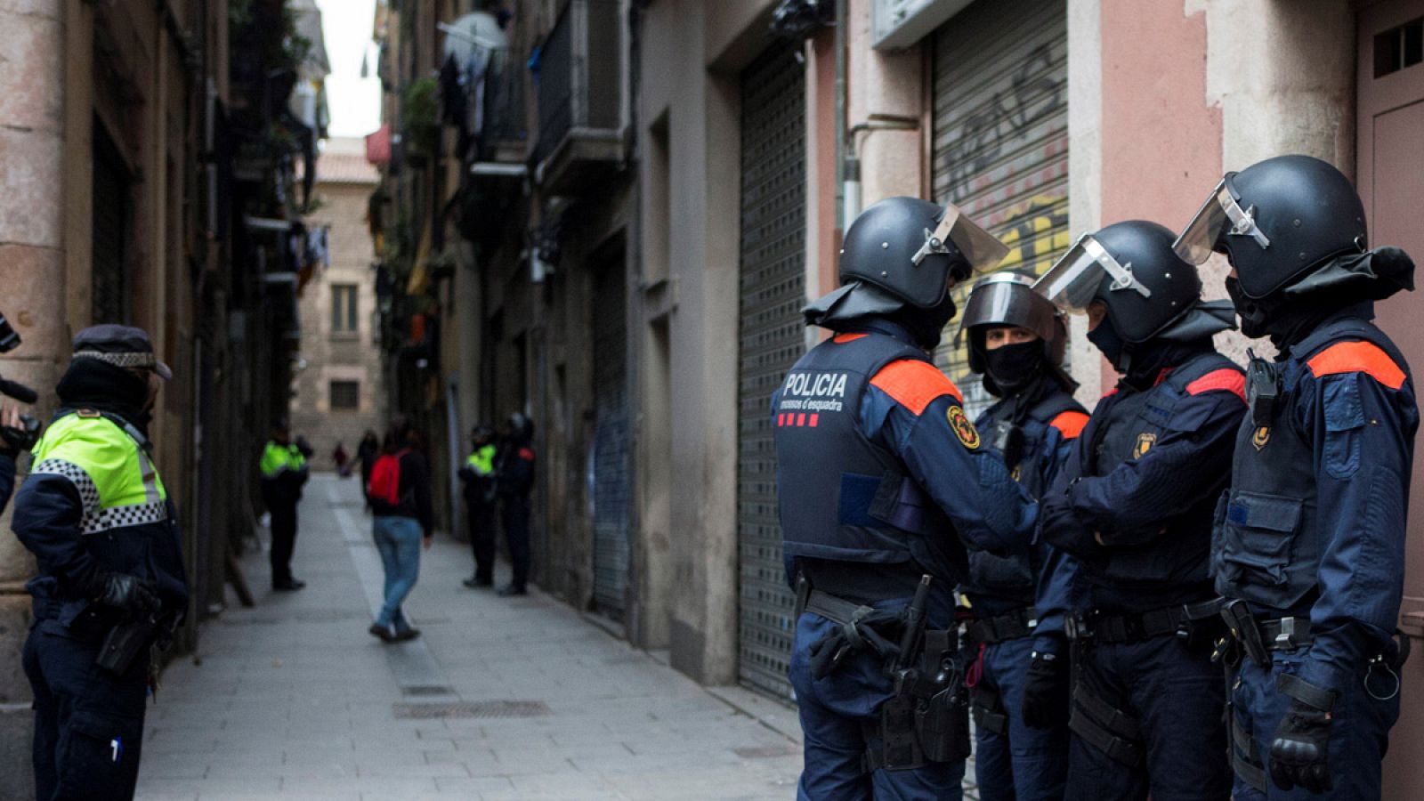 Los Mossos d'Esquadra durante una operación contra el narcotráfico en Barcelona (Archivo)