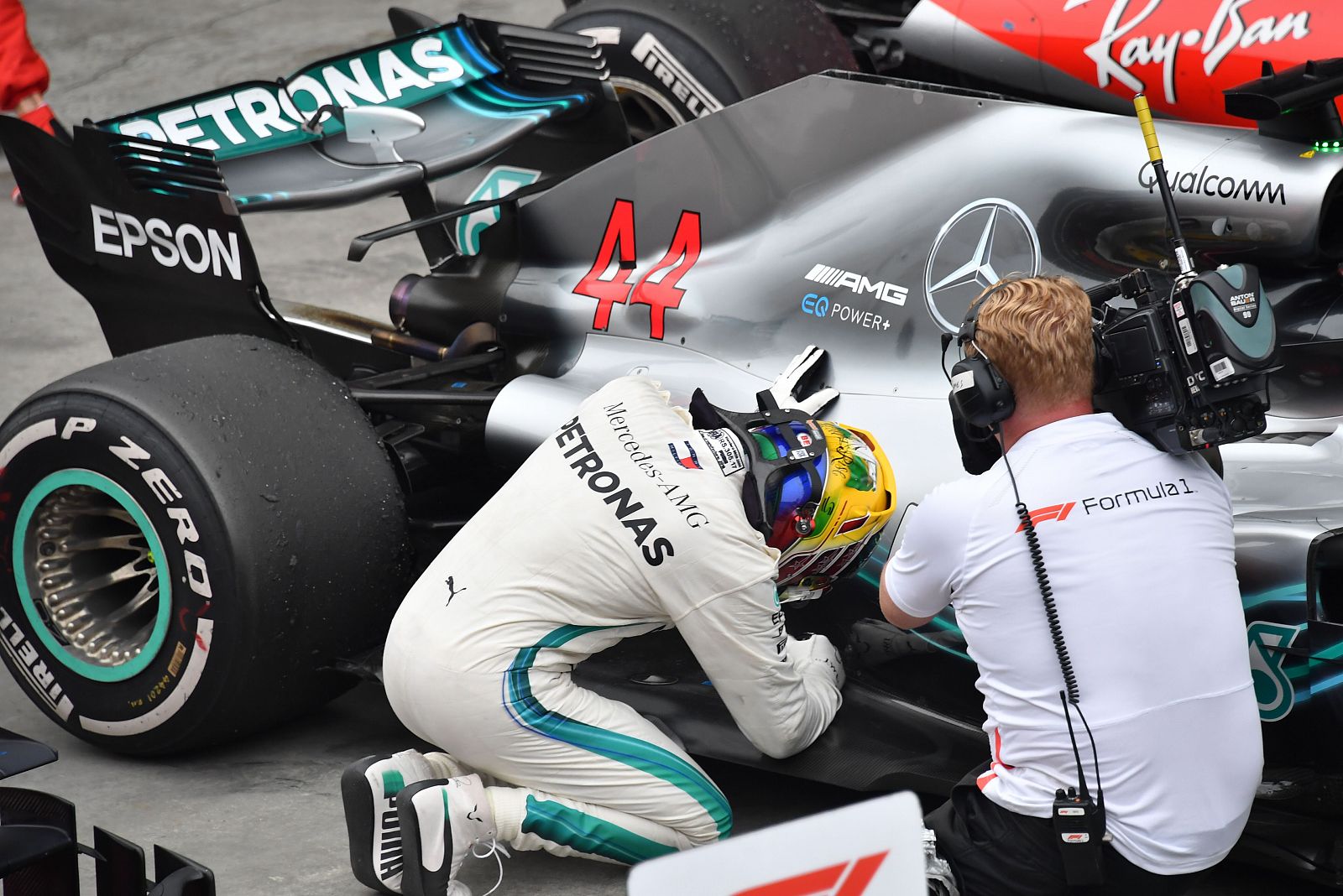 Lewis Hamilton celebra besando el chasis de su Mercedes la victoria en Brasil.