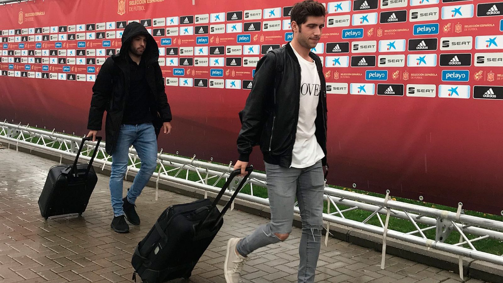 Jordi Alba y Sergi Roberto, a su llegada a la concentración de Las Rozas.