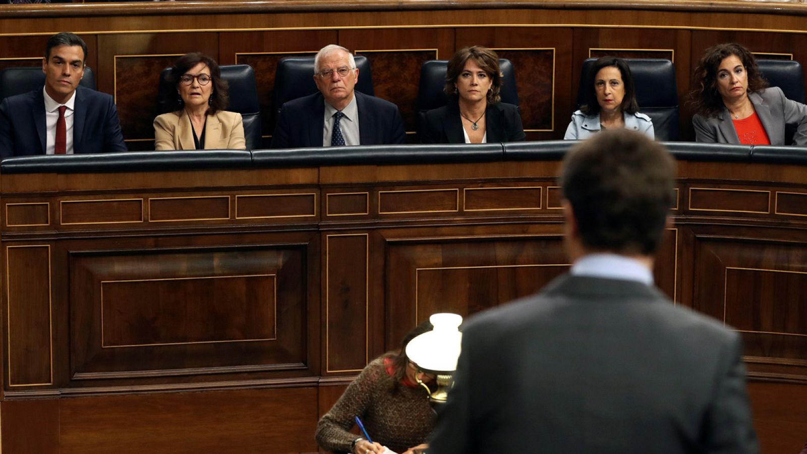 Una imagen de archivo del presidente del Partido Popular Pablo Casado (de espaldas) en la sesión de control del Congreso