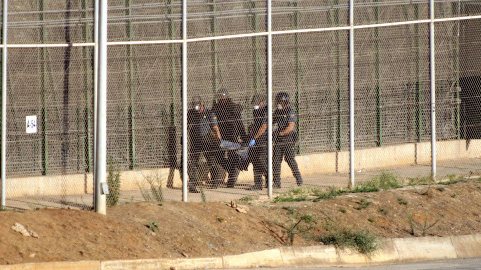 Guardias Civiles españoles entregan a Marruecos a un inmigrante descolgado de la valla fronteriza con Melilla(Archivo)