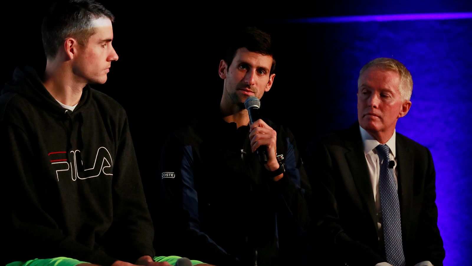 Novak Djokovic, habla en presencia de John Isner y el consejero delegado de Tennis Australia, Craig Tiley, en la presentación de la ATP Cup.