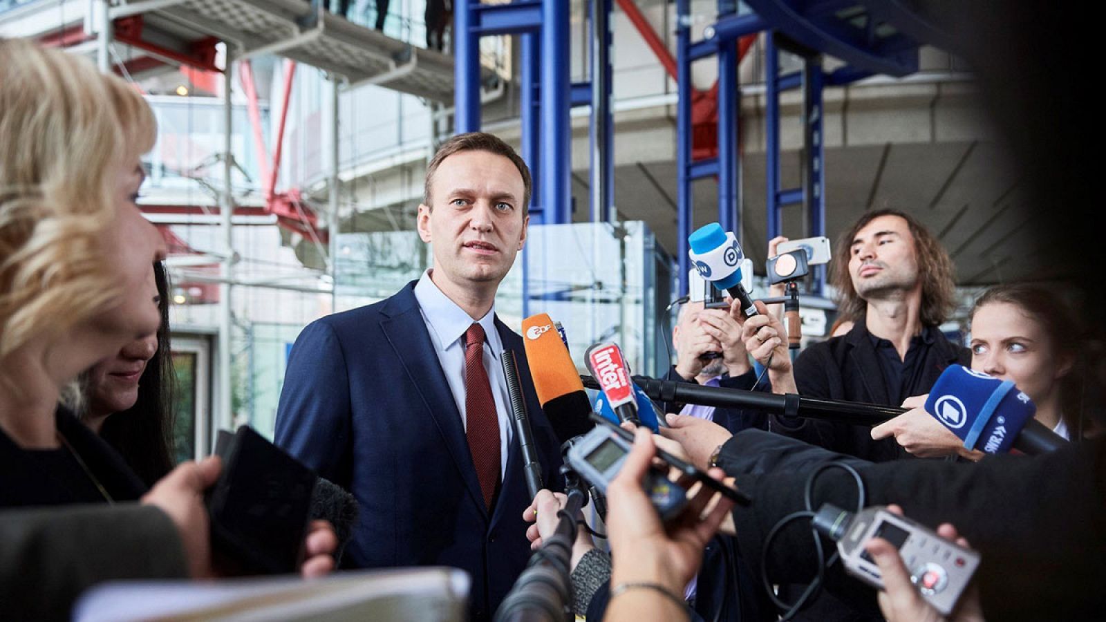 Alexéi Navalni en la sede del Tribunal Europeo de Derechos Humanos tras la lectura del fallo