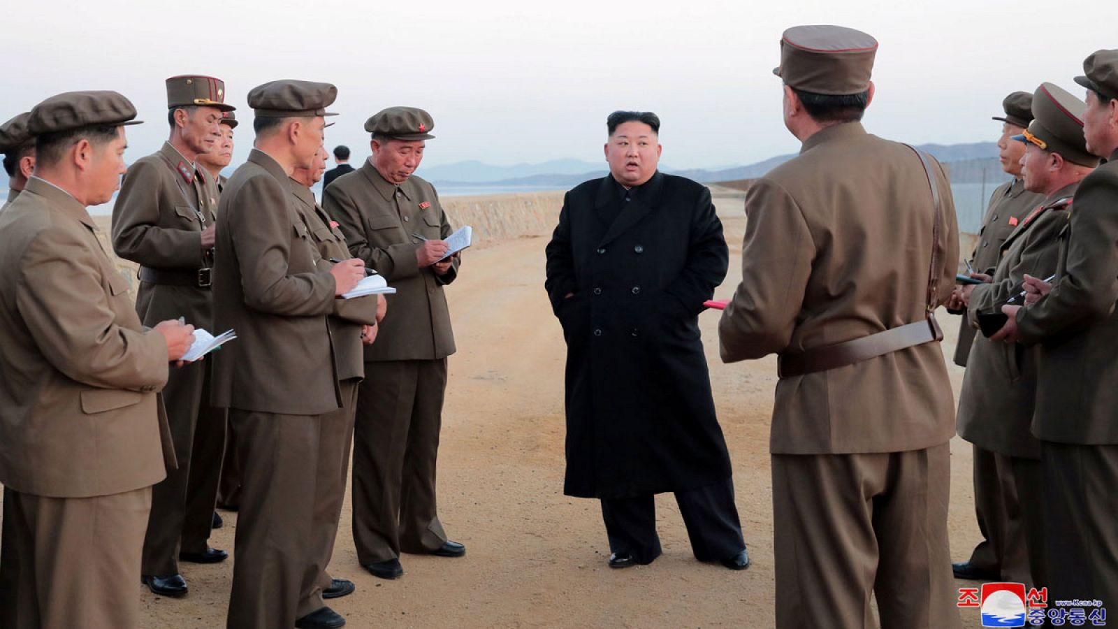 El líder norcoreano, Kim Jong Un, dirigiendo la prueba de un arma táctica recientemente desarrollada, en esta foto sin fecha publicada el 16 de noviembre de 2018.