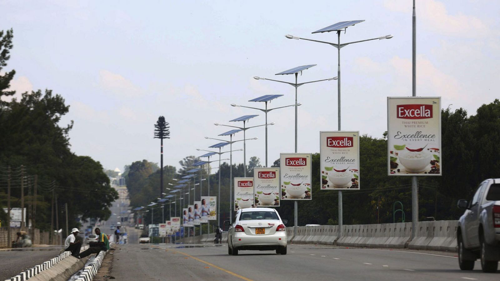 Varios coches circulan por la carretera del aeropuerto de Harare, Zimbabue, el 8 de febrero del 2016, iluminada con farolas alimentadas con energía solar.