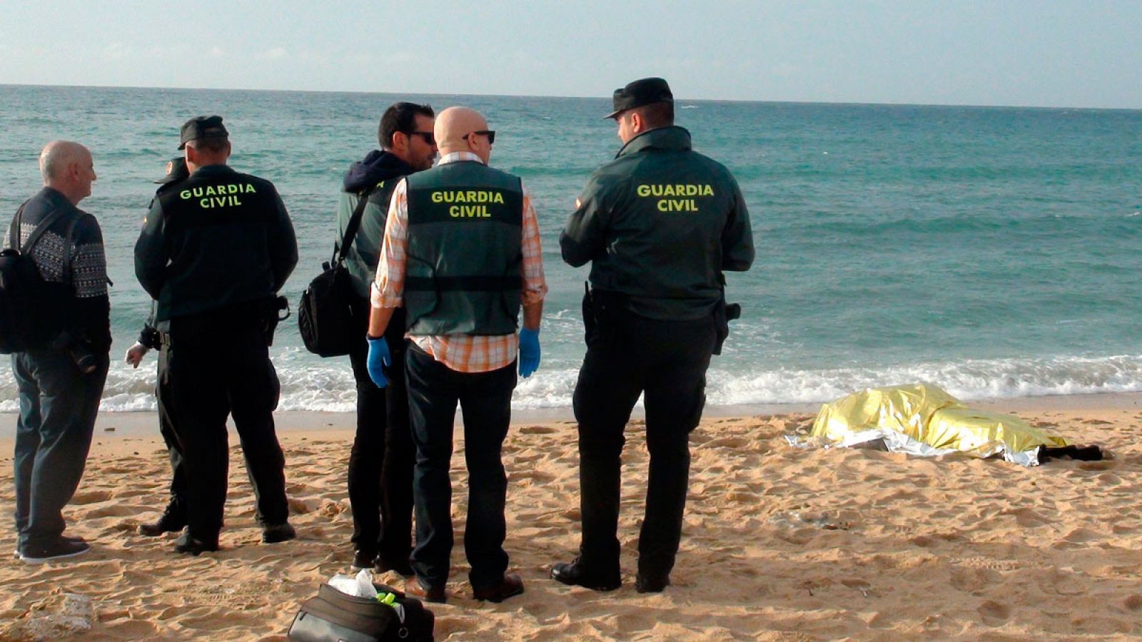 Agentes de la Guardia Civil junto al cadáver hallado en las inmediaciones de la playa del Faro de Trafalgar (Cádiz)