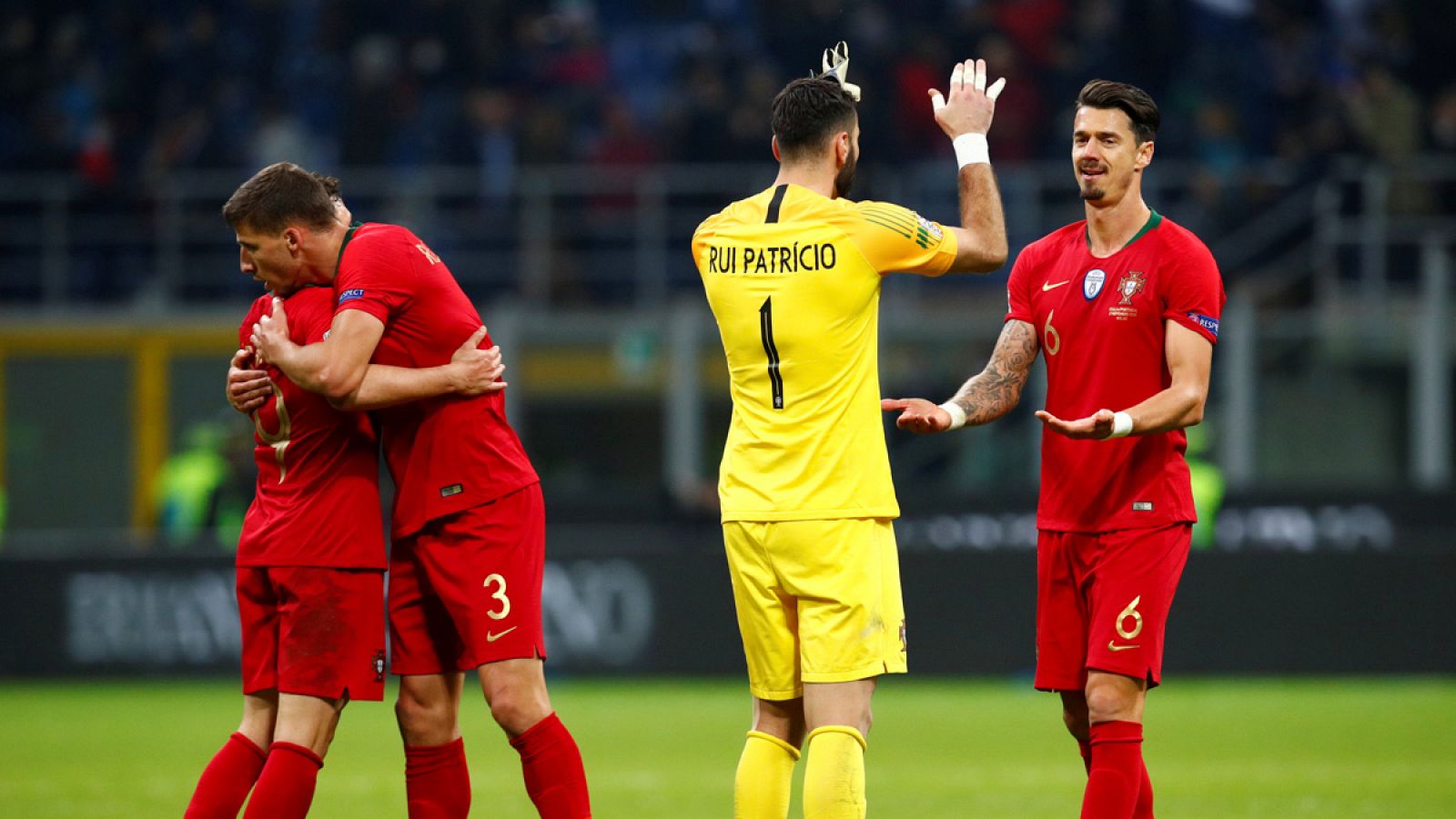 Los jugadores de Portugal celebran la clasificación al concluir el partido en San Siro