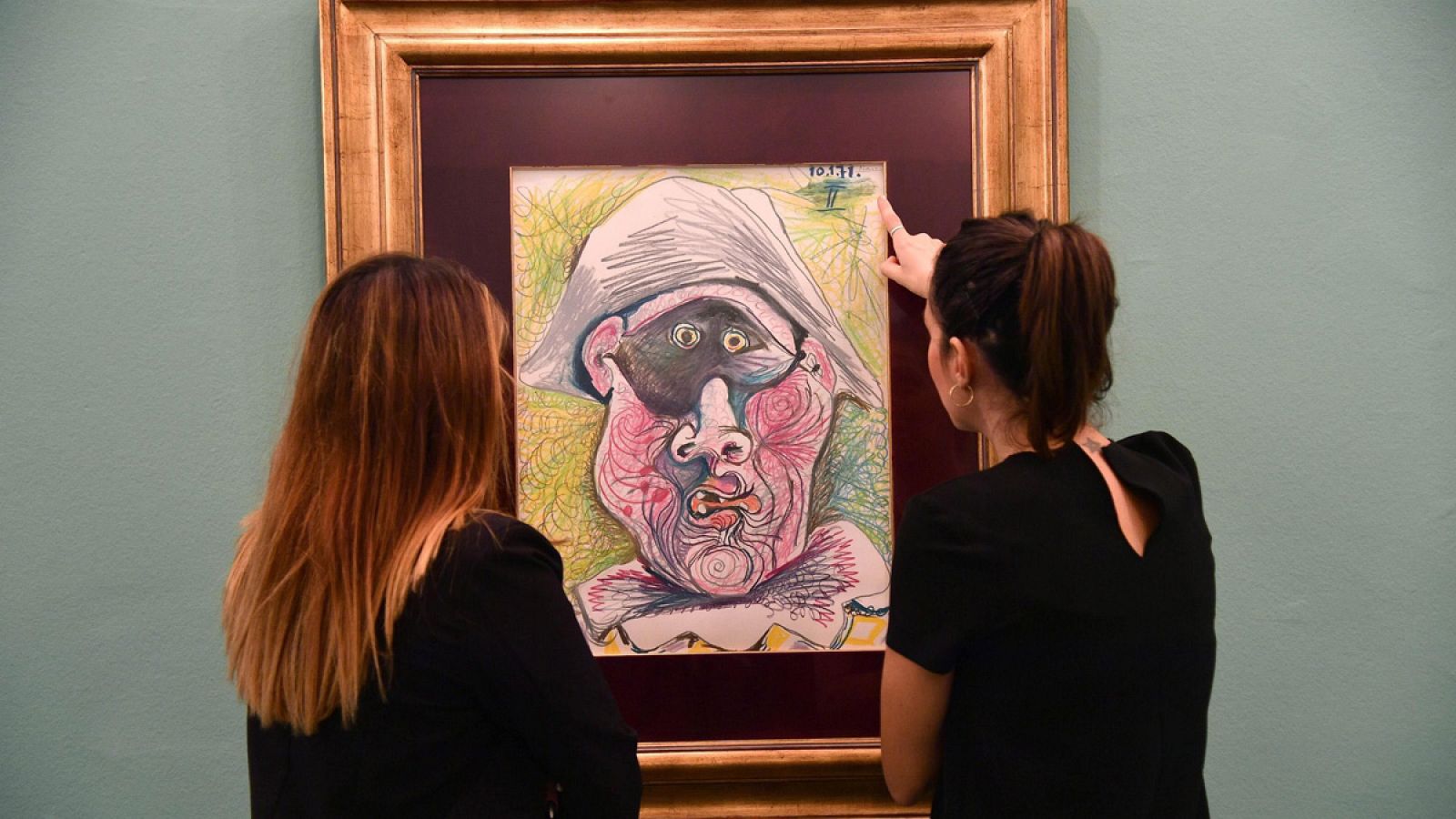 Dos personas contemplan la obra 'Cabeza de Arlequín' de Pablo Picasso