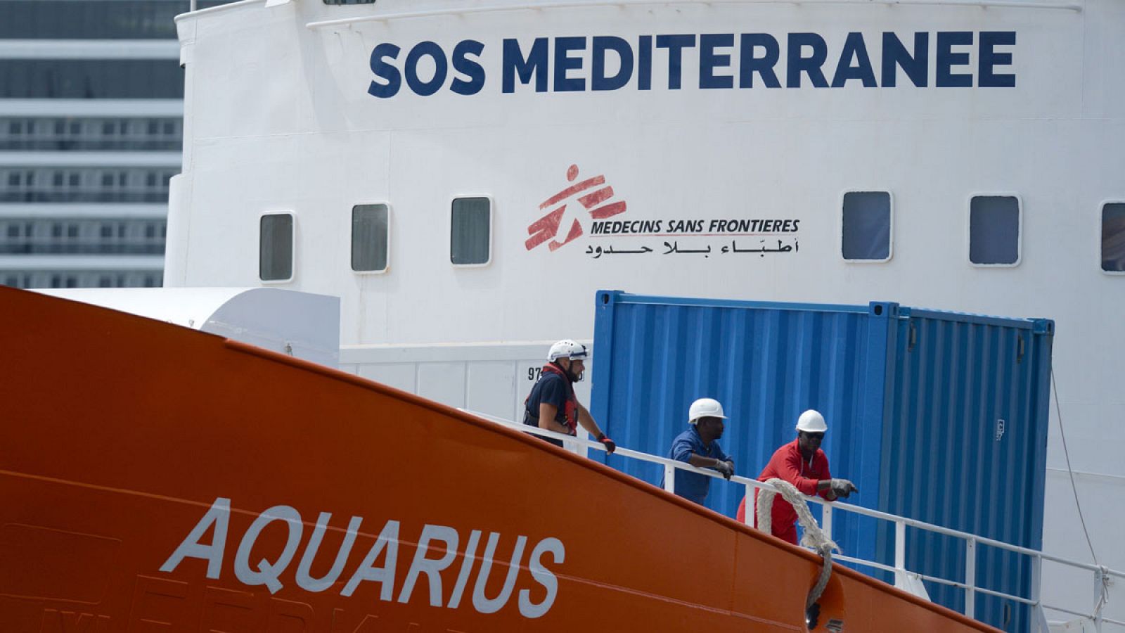 Miembros de la tripulación a bordo del barco de rescate Aquarius en una imagen de archivo tomada el 15 de agosto de 2018 en Malta.