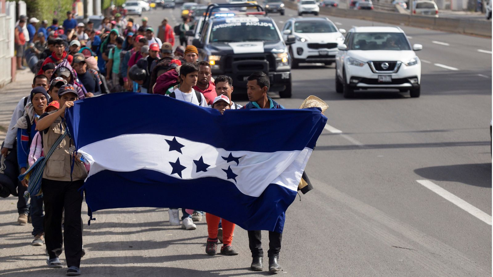 Miles de migrantes continúan su transito por México hacia la frontera con Estados Unidos