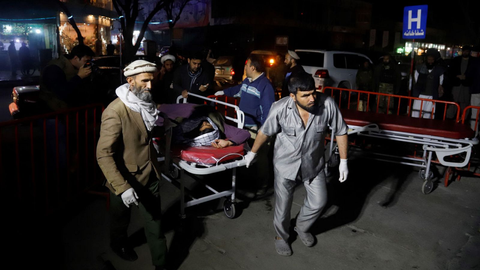 Los servicios de emergencia asisten a un herido en el atentado en Kabul
