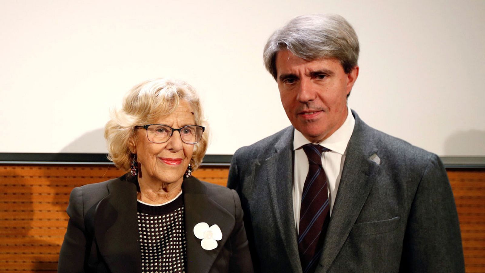 La alcaldesa de Madrid, Manuela Carmena, y el presidente de la Comunidad de Madrid, Ángel Garrido