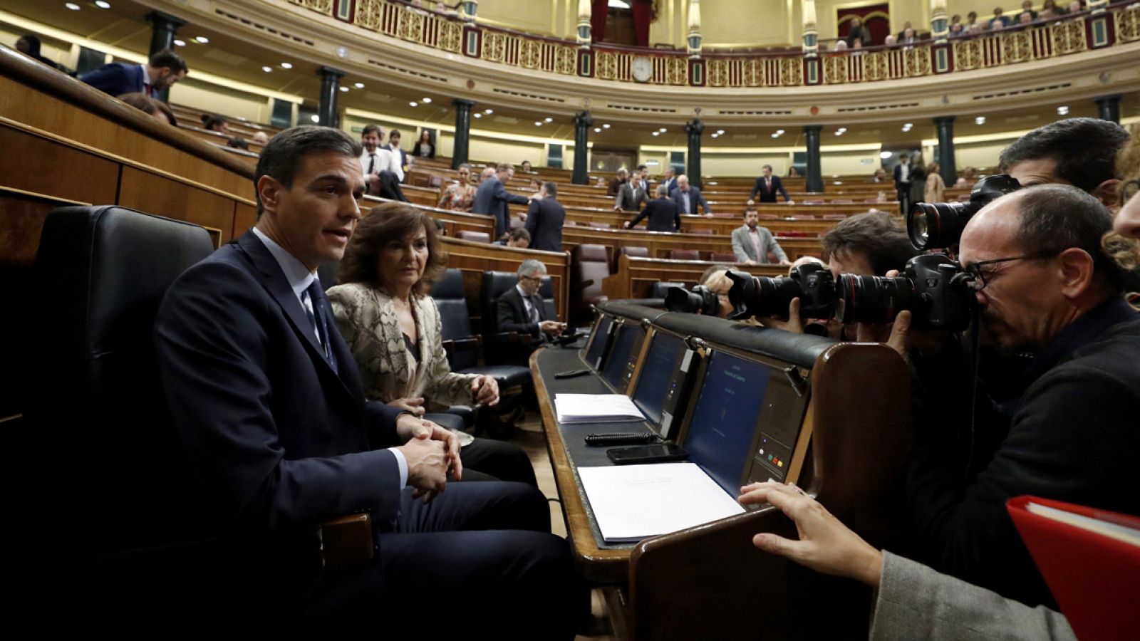 El presidente del Gobierno, Pedro Sánchez, y la vicepresidenta del gobierno Carmen Calvo, a su llegada a la sesión de control en el Congreso. EFE/Javier Lizón