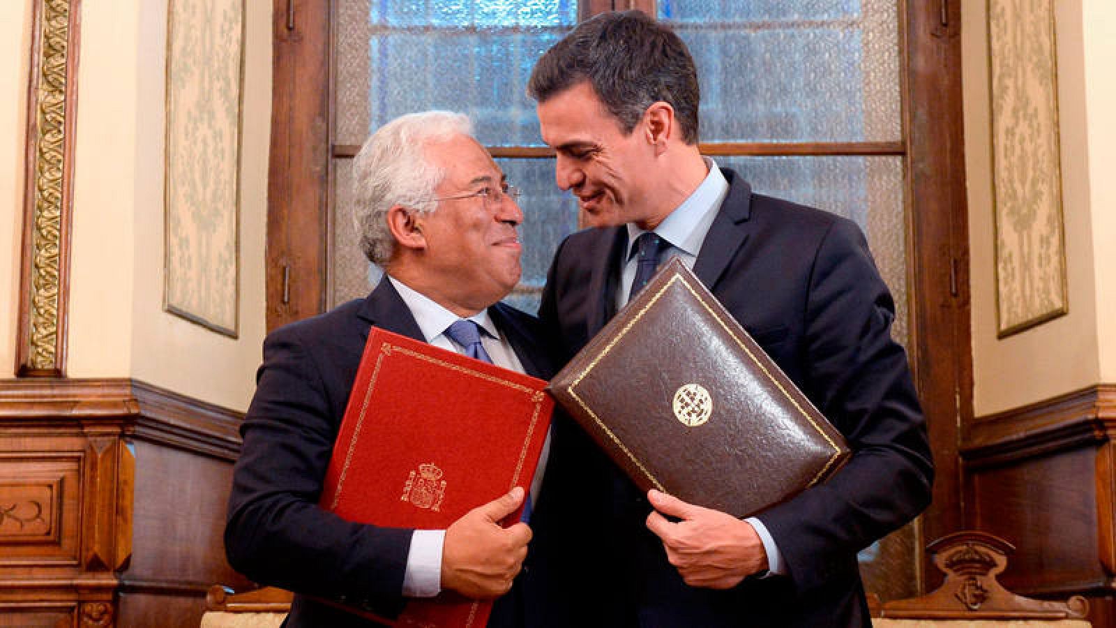 Pedro Sánchez y Antonio Costa durante las firmas de los convenios rubricados en la XXX Cumbre Hispano-Portuguesa
