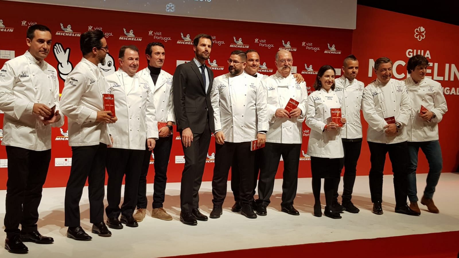 Foto con todos los tres estrellas 2019 de la Guía Michelin en la gala de Lisboa