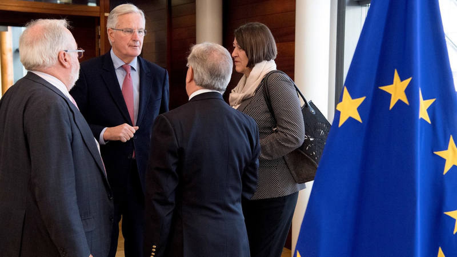 El negociador-jefe de la Unión Europea para el Brexit, Michel Barnier (c), conversa con comisarios europeos. EFE/ Olivier Hoslet