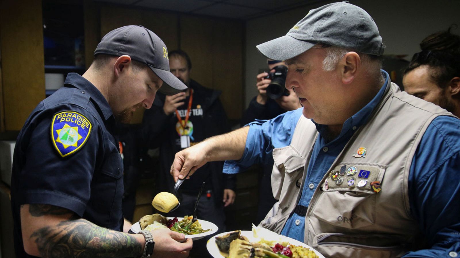 El chef español José Andrés ofreciendo un plato de comida de Acción de Gracias a un bombero en Paradise, California.