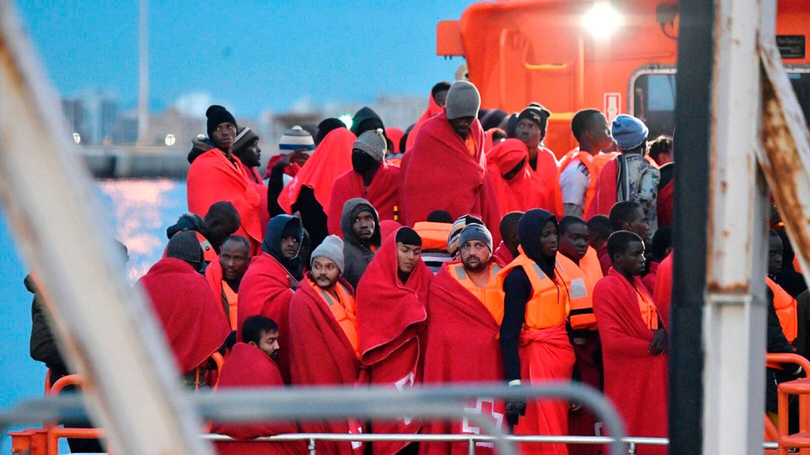 En la imagen, la Salvamar Spica trasladando al puerto de Almería a 165 personas del total de inmigrantes rescatados.