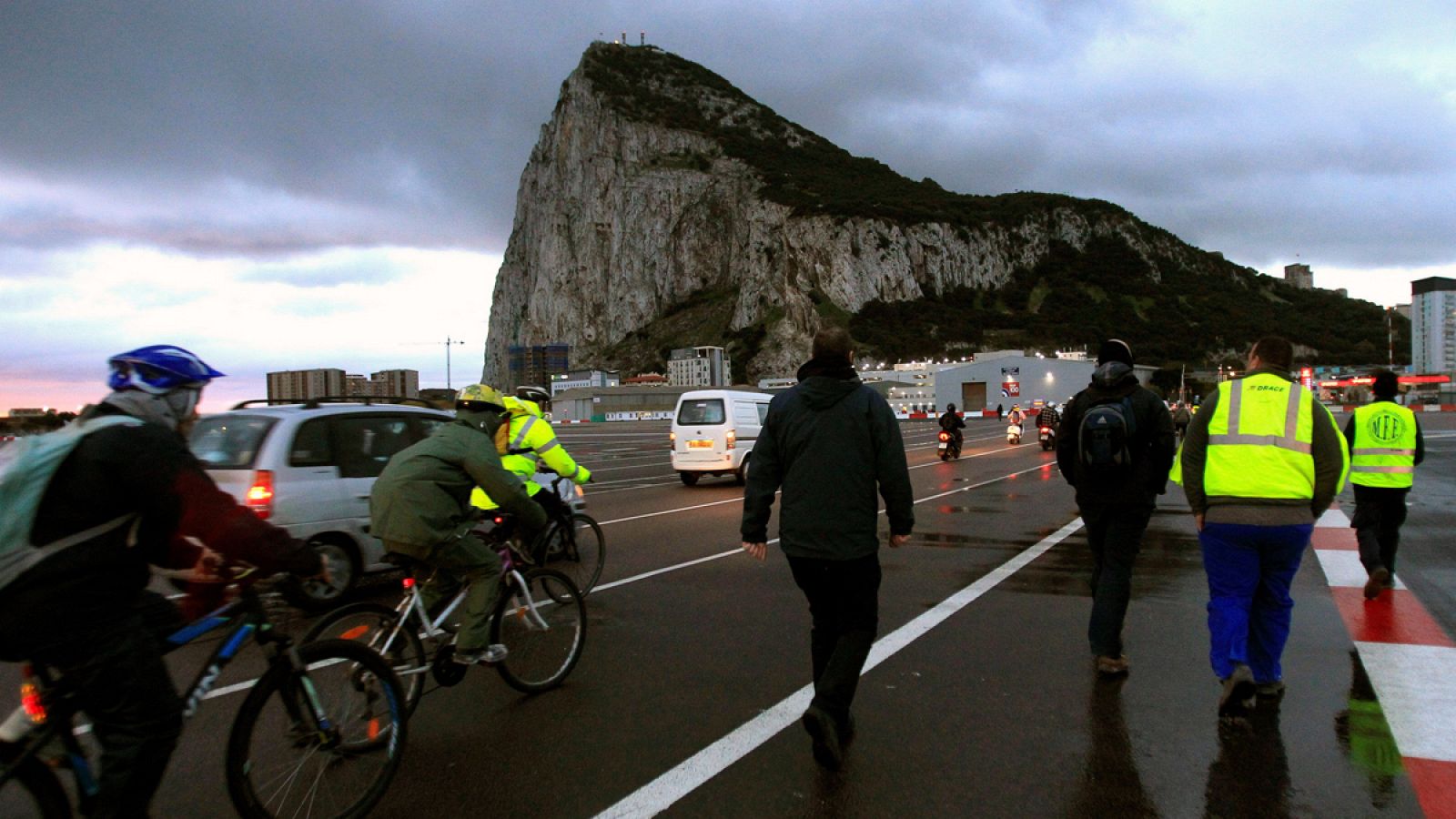 Imagen de españoles cruzando la frontera con Gibraltar cada día para acudir a su puesto de trabajo