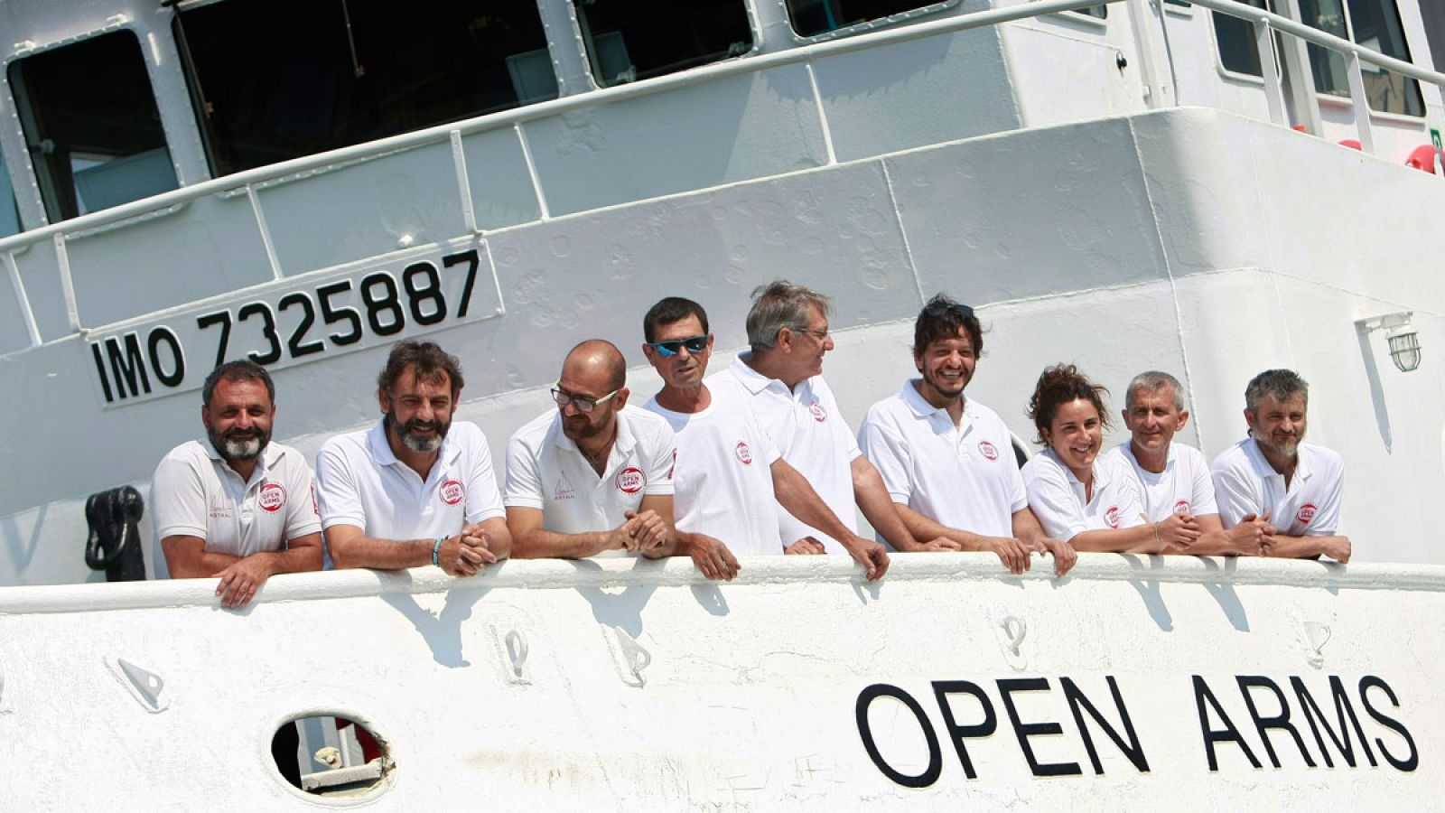 La tripulación del barco "Open Arms" con el capitán, Andreu Rullán (i), y Óscar Camps (2i), fundador de la ONG española de rescate en el Mediterráneo.