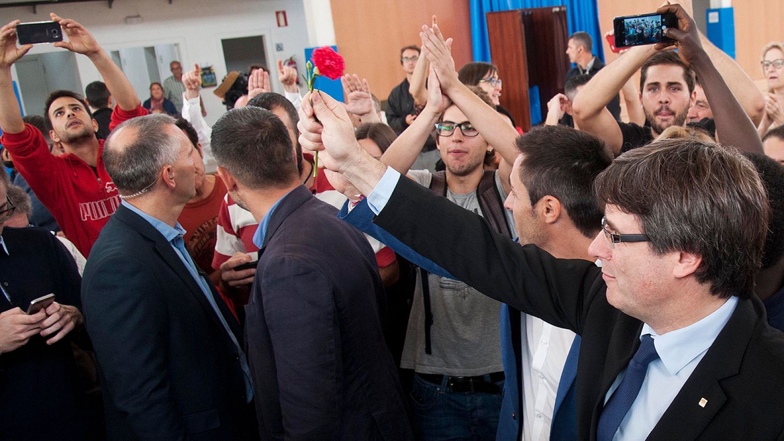 El expresidente catalán Carles Puigdemont a su llegada al colegio donde pretendía votar en el referéndum del 1-O