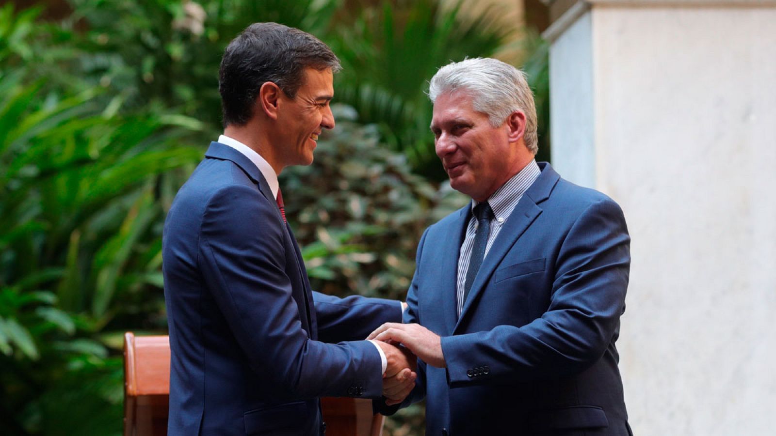 Pedro Sánchez le da la mano al presidente de Cuba durante su visita oficial de dos días a la Isla