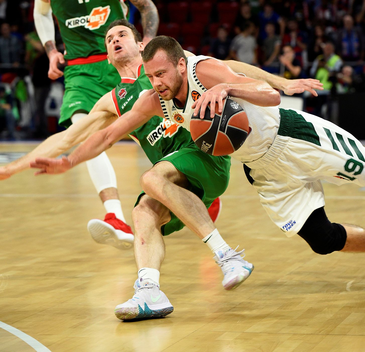 El base del Panathinaikos de Atenas, Lukas Lekavicius intenta pasar con el balón ante el base del Kirolbet Baskonia, Marceliho Huertas