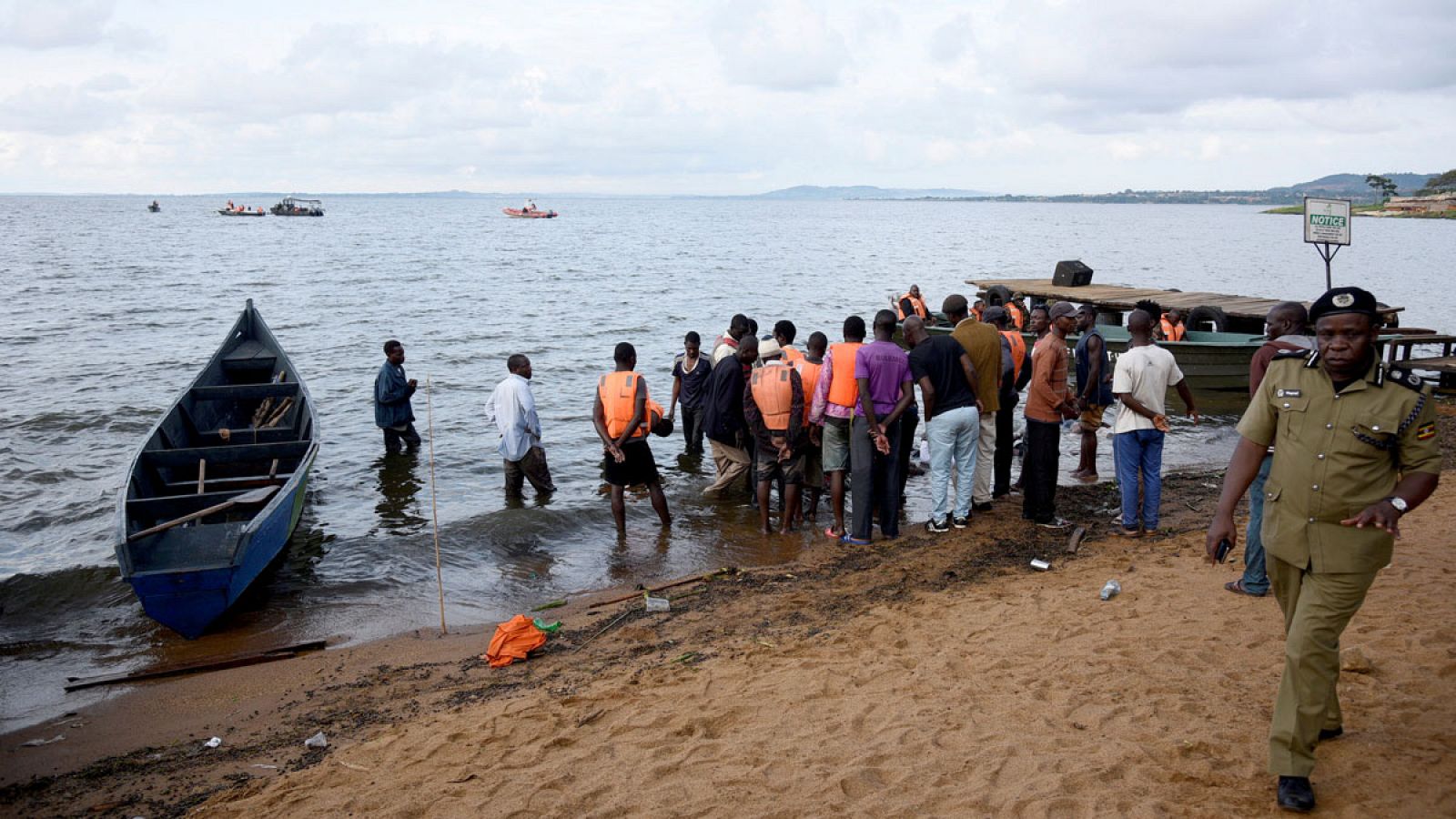 Mueren al menos 23 personas en el naufragio de una embarcación de lujo en el Lago Victoria