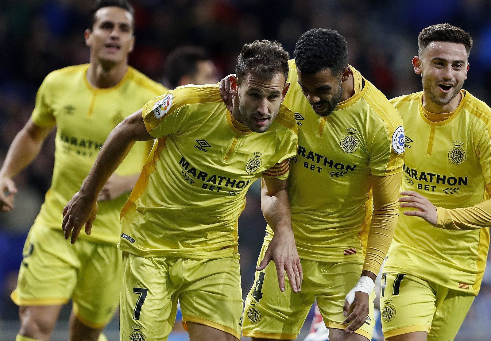 Stuani celebra con sus compañeros su segundo gol ante el Espanyol.