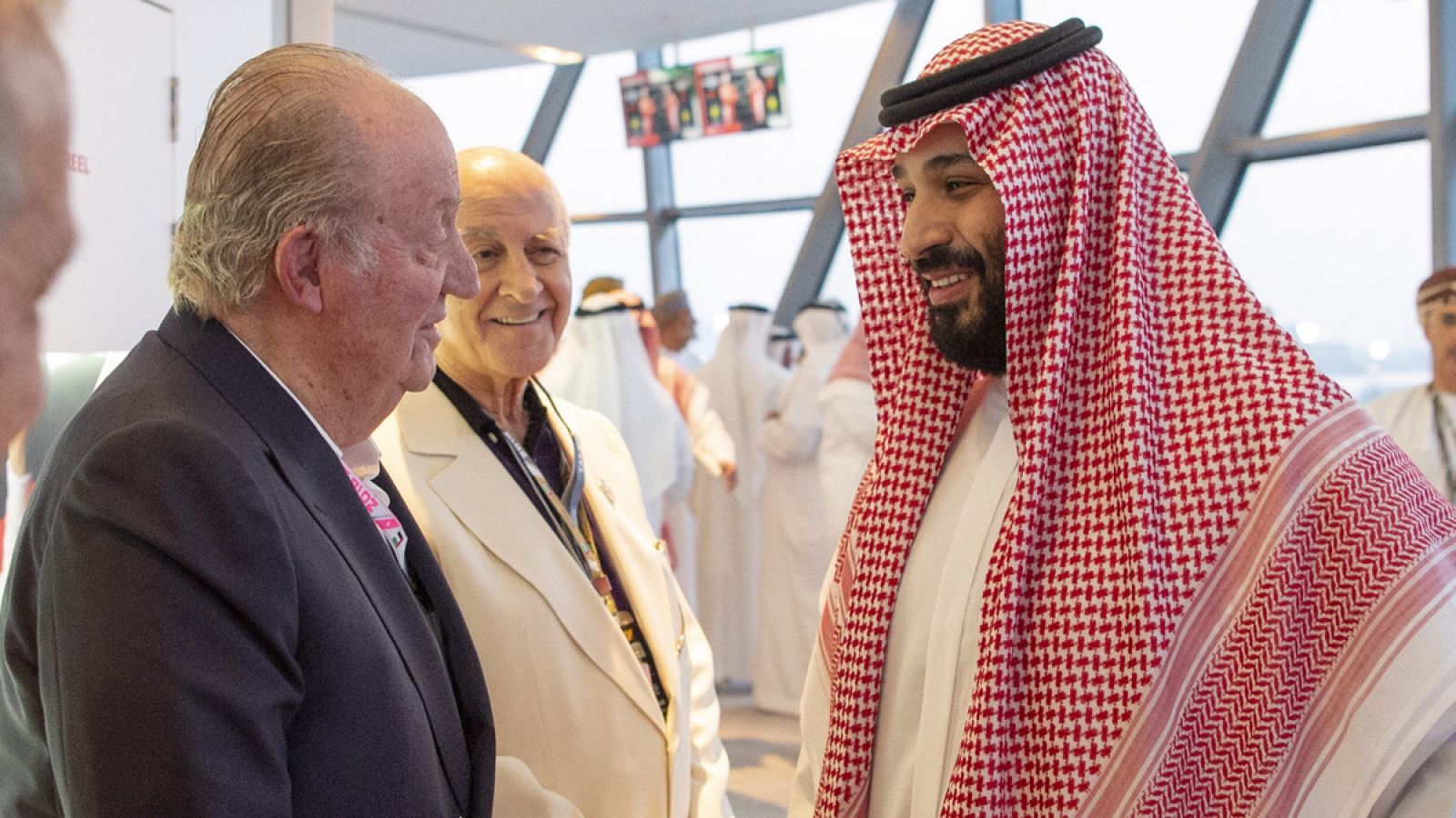 El rey emérito, Don Juan Carlos, saluda al príncipe heredero saudí, Mohamed bin Salmán, durante el GP de F1 de Abu Dabi