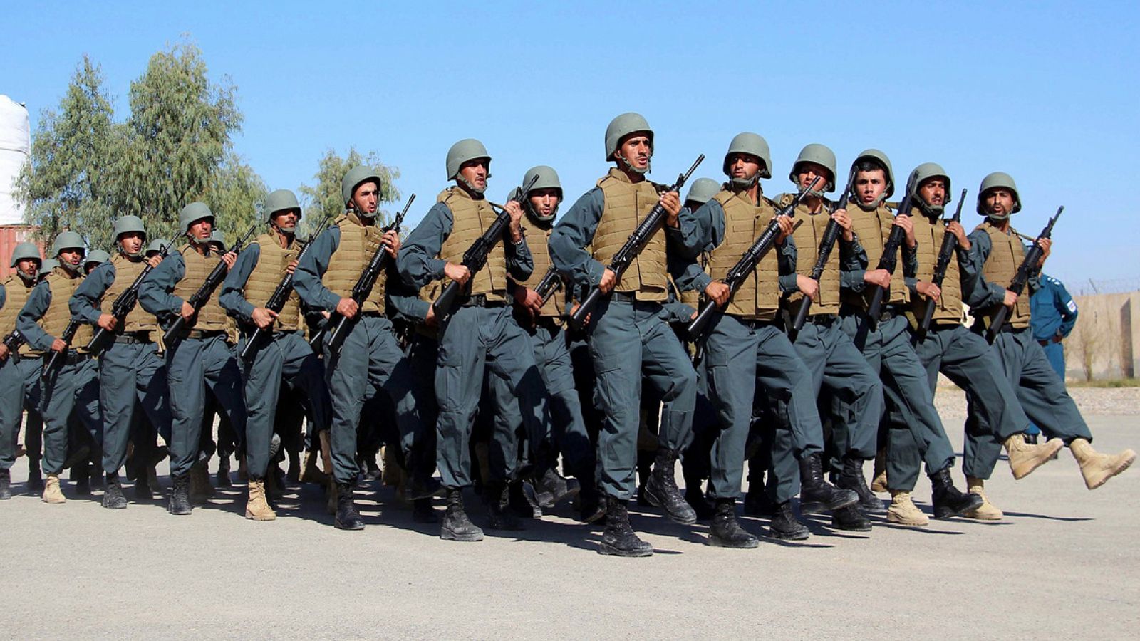 Policías afganos durante su graduación en Helmand, Afganistán. EFE/EPA/WATAN YAR