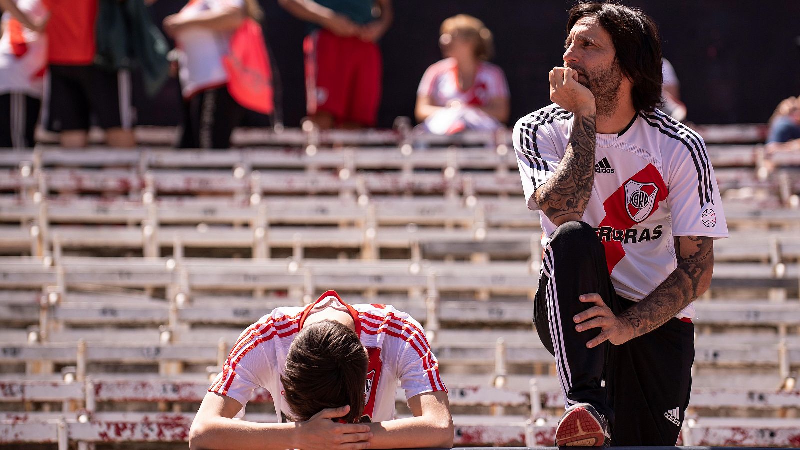 Aficionados de River Plate esperan en una tribuna del estadio Monumental tras la suspensión de la final de la Copa Libertadores.