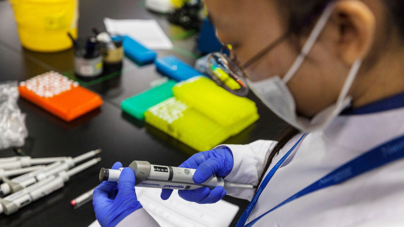 Una científica trabaja en el laboratorio de investigación de ADN para la secuenciación de genes, en Nanjing (China)