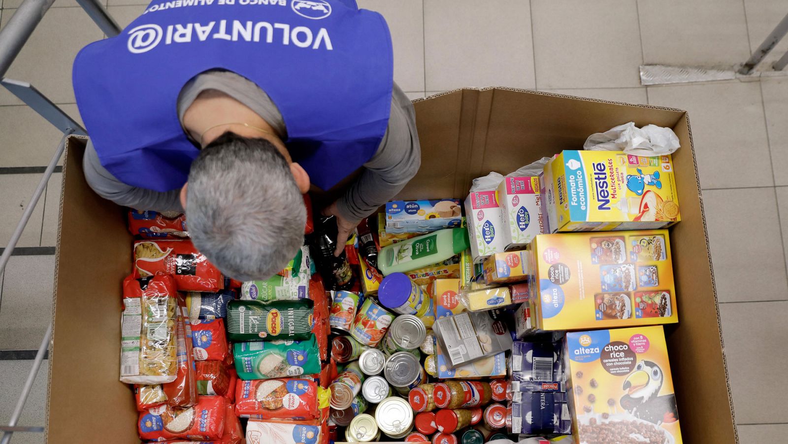 Imagen de archivo de un voluntario en la campaña de recogida del Banco de Alimentos de 2017