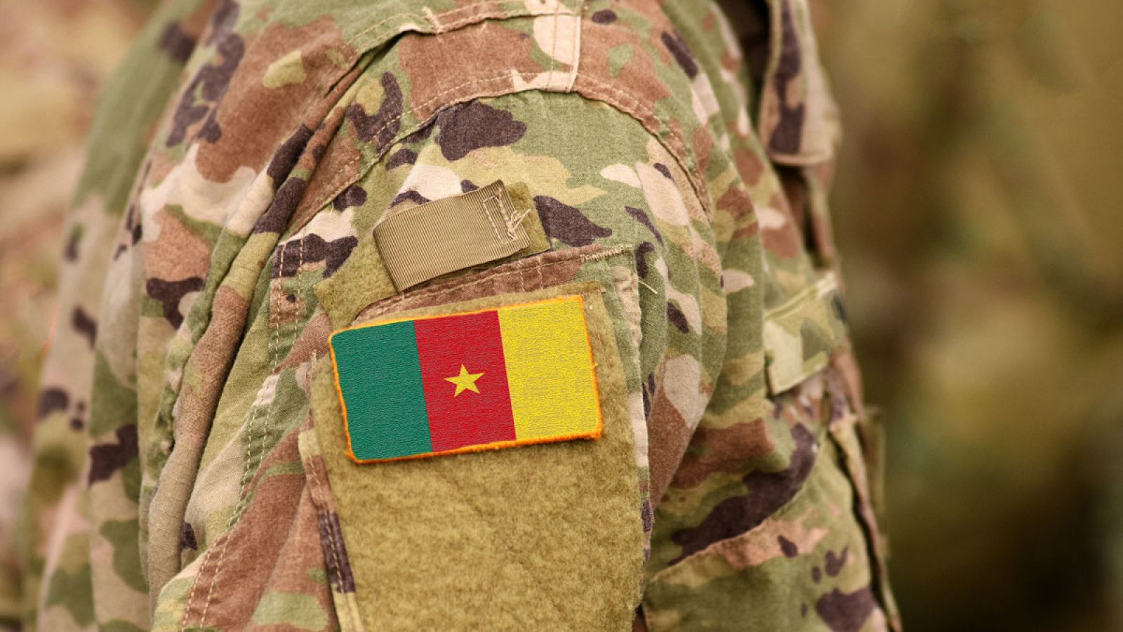 Bandera de Camerún cosida en el hombro de un uniforme militar