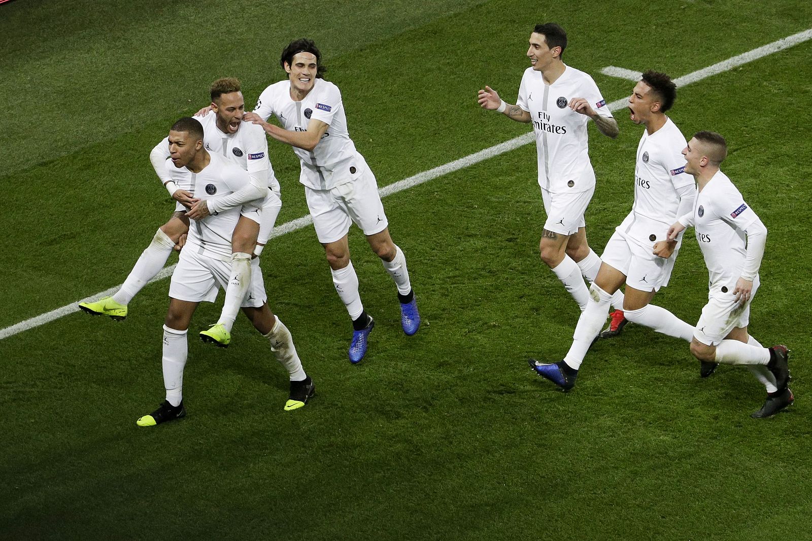 Los jugadores del PSG celebran el gol de Mbappe.