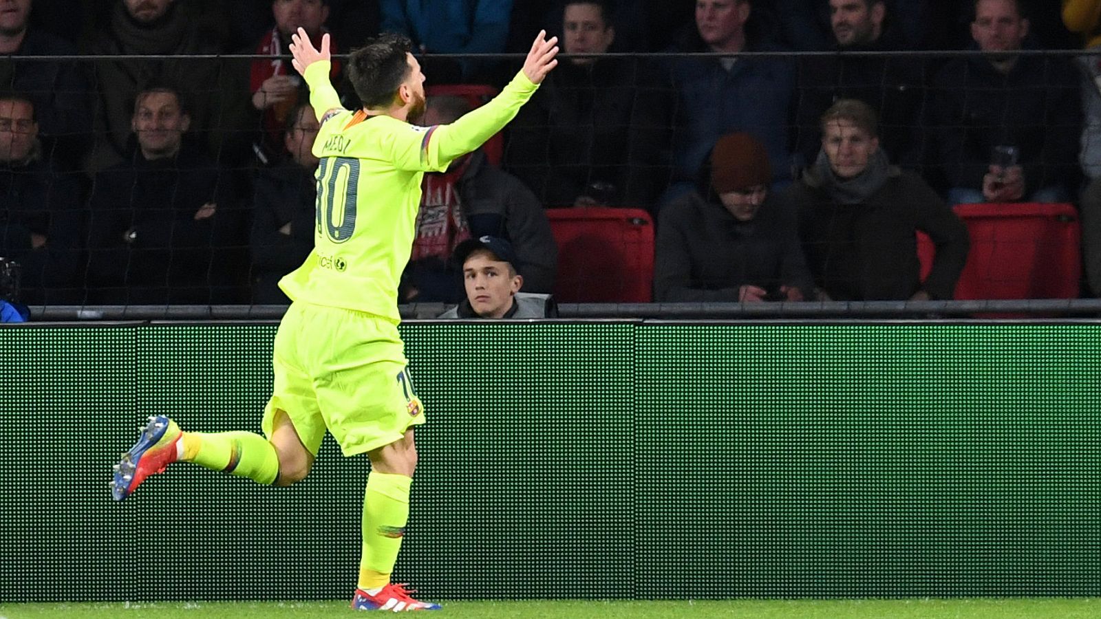 Messi celebra su gol al PSV.