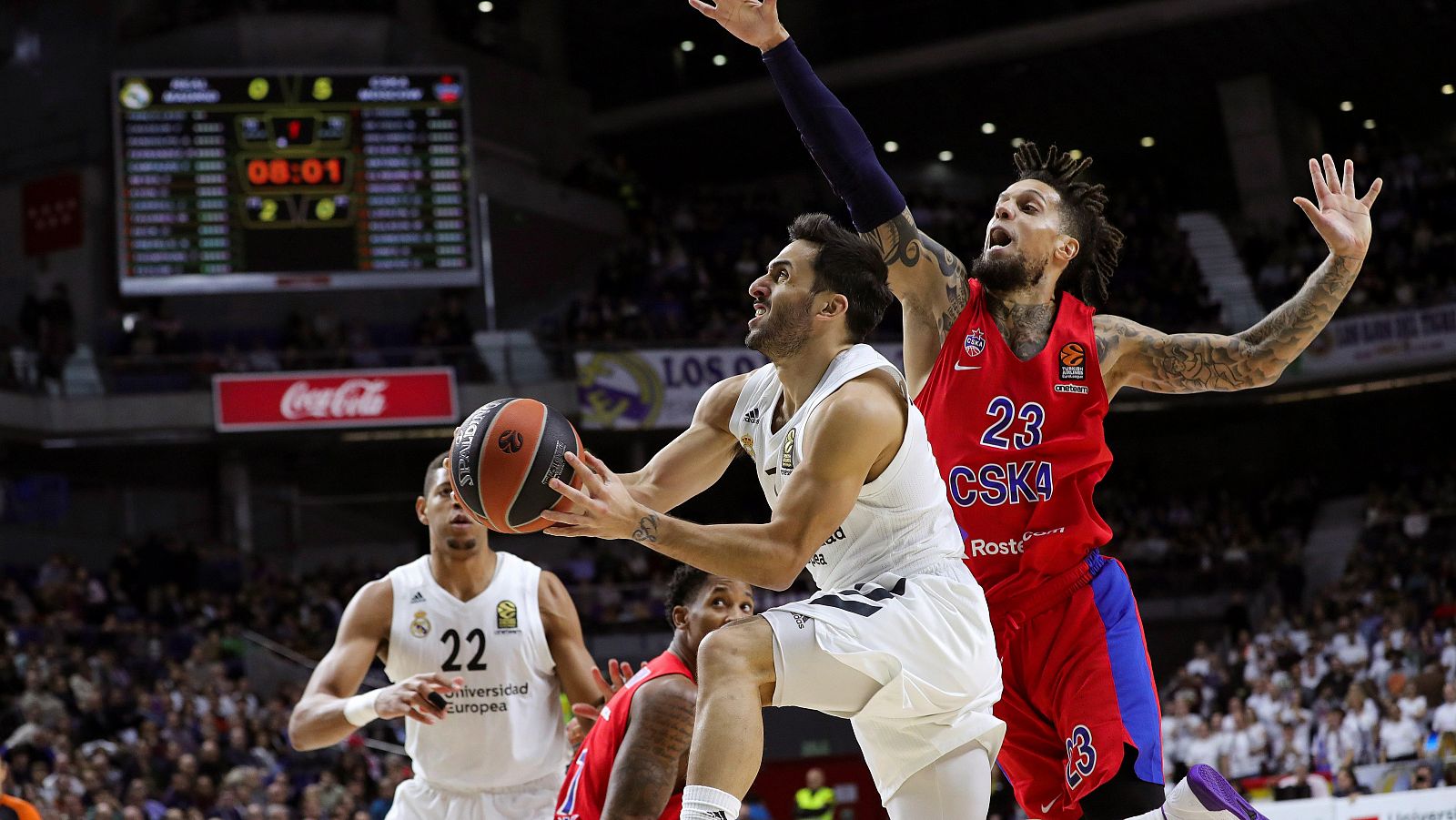 El base argentino del Real Madrid Facundo Campazzo supera al base italiano del CSKA de Moscú Daniel Hackett.