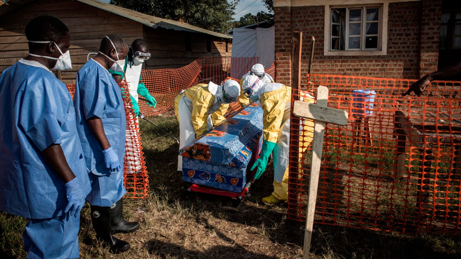 Personal sanitario desinfecta el ataúd de un fallecido por Ébola