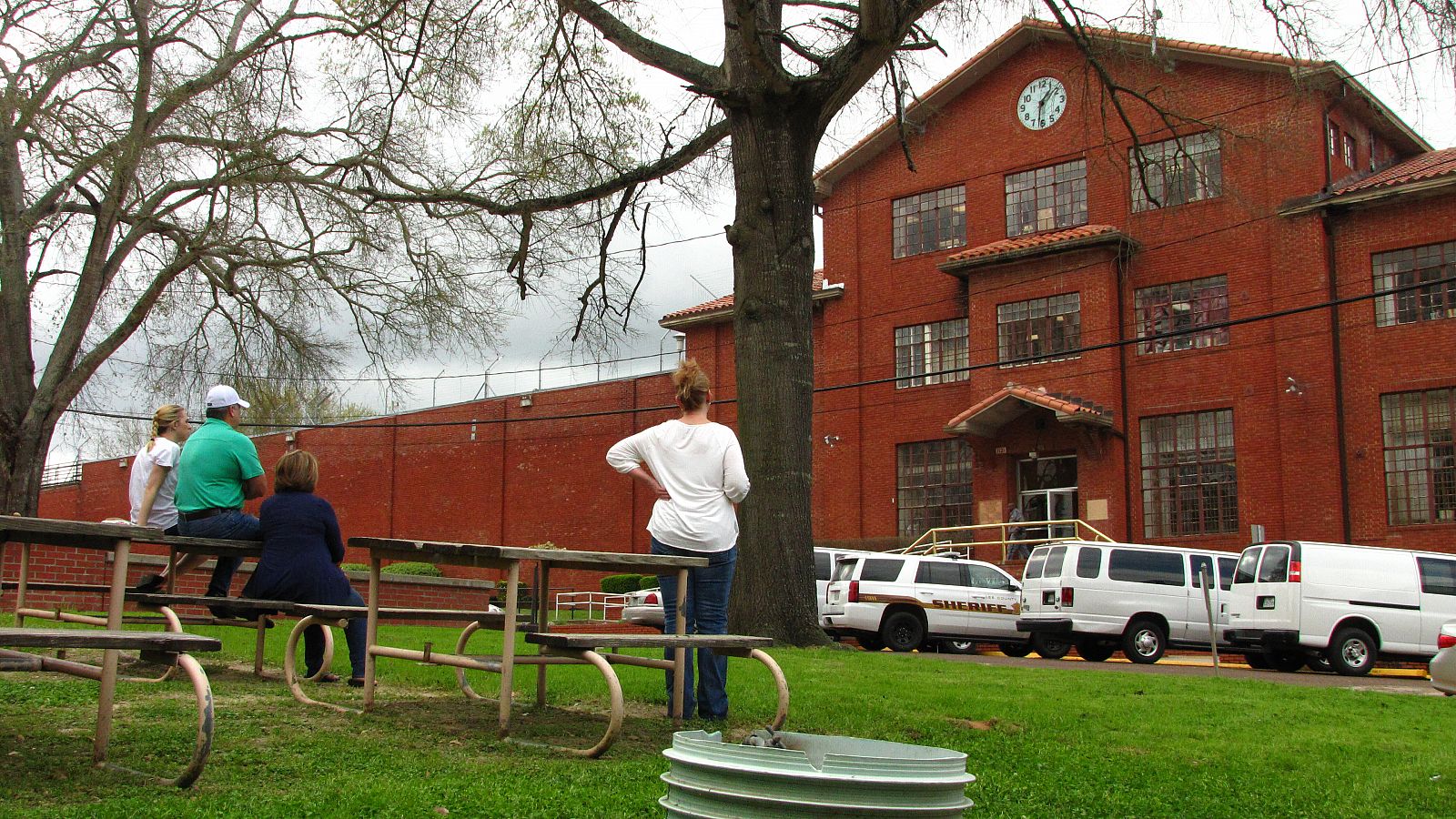 Familiares esperan la salida de presos en Huntsville