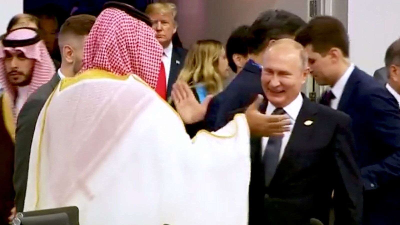 Efusivo saludo entre Vladímir Putin y el príncipe heredero saudí