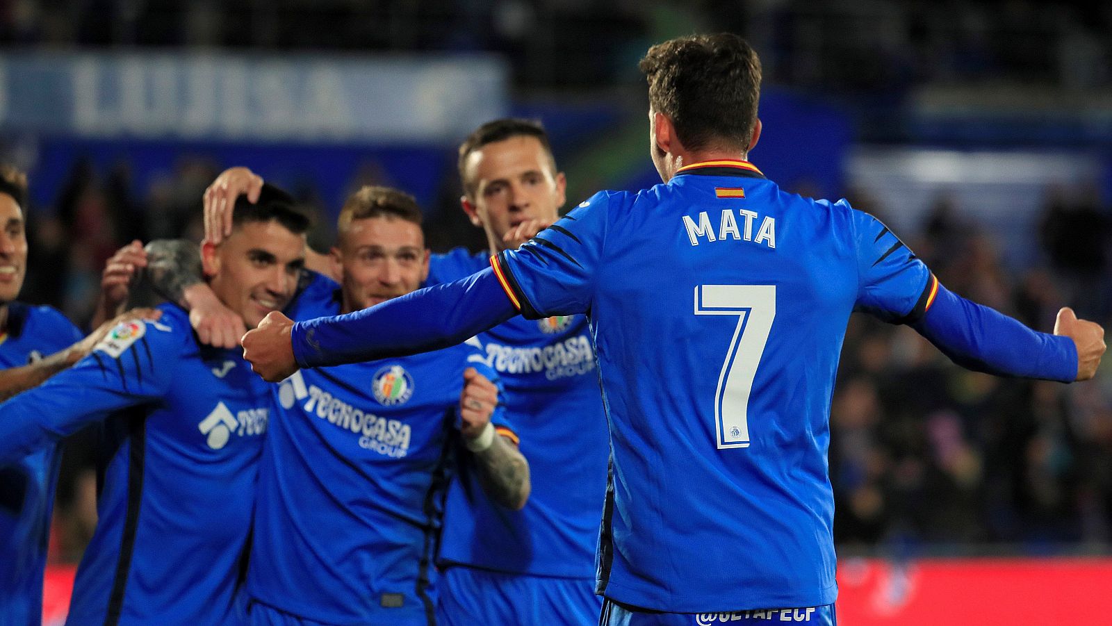 El delantero del Getafe, Jaime Mata, celebra con su compañeros el segundo gol del equipo.