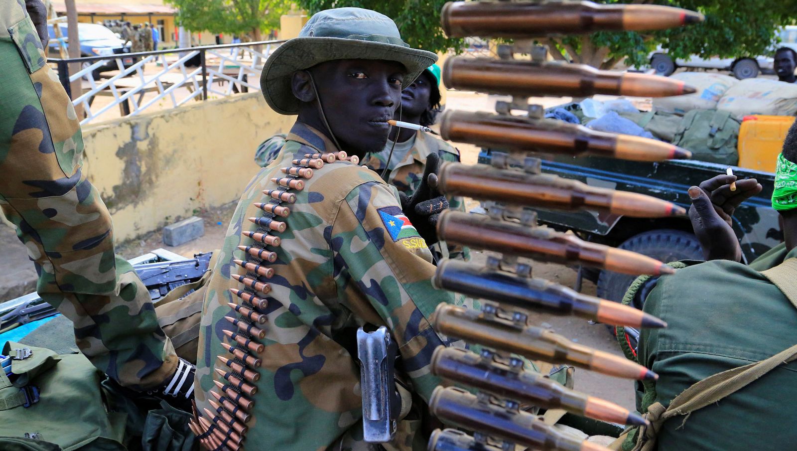 Un soldado de Sudán del sur junto a una máquina de guerra