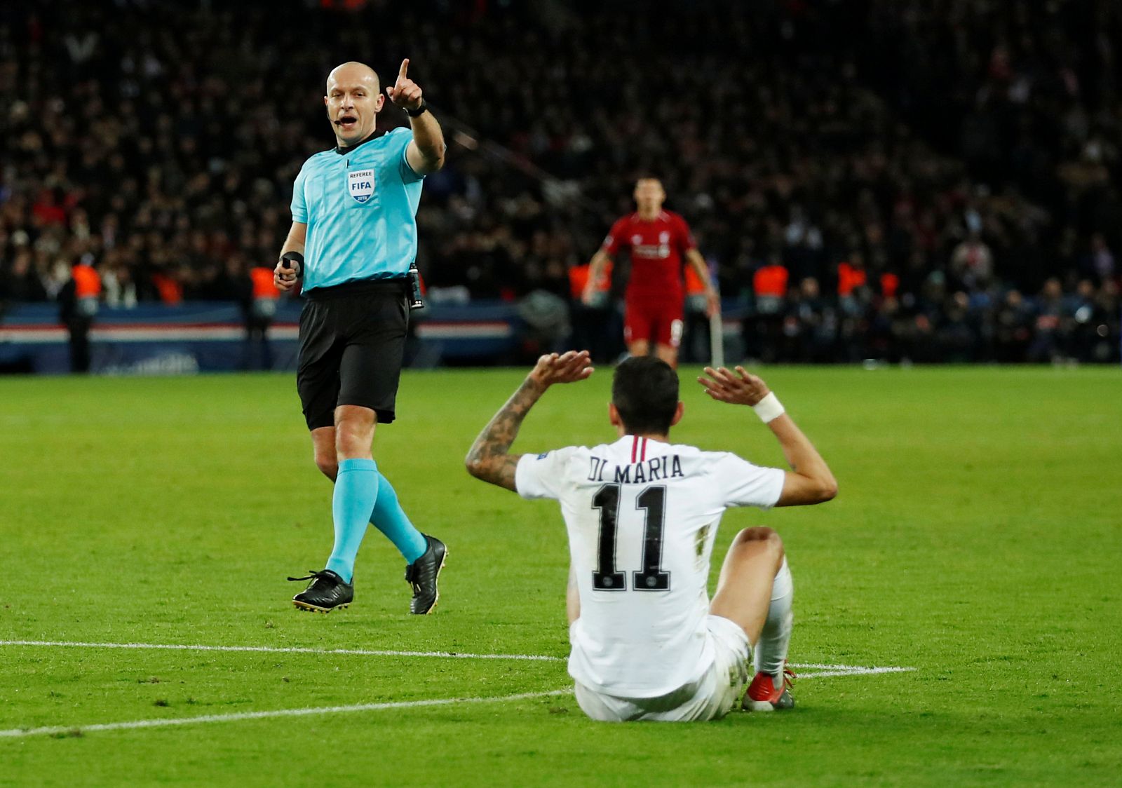 Di María reacciona a la señalización de un penati en contra de su equipo por parte del árbitro Szymon Marciniak en el PSG-Liverpool de Champions de la semana pasada